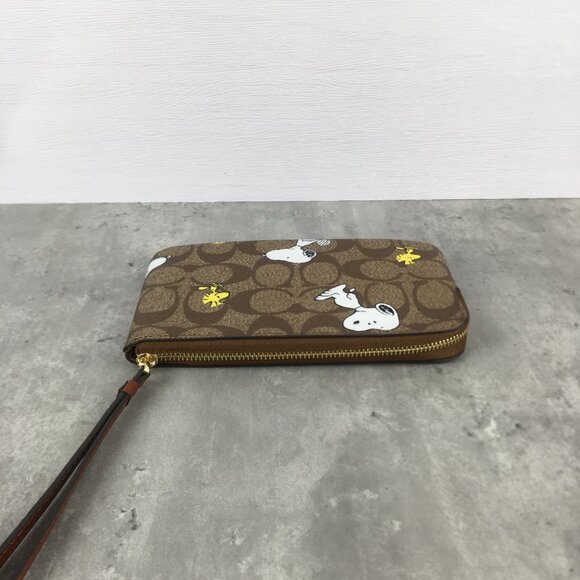 Coach X Peanuts Corner Zip Wristlet Wallet With Snoopy & Woodstock - Picture 2 of 10